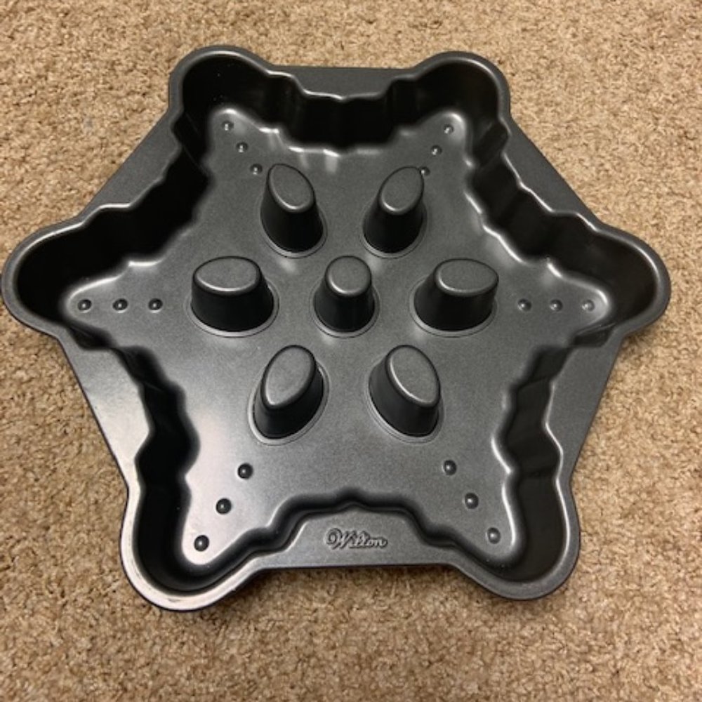 Wilton 12” snowflake heavy duty non-stick cake pan